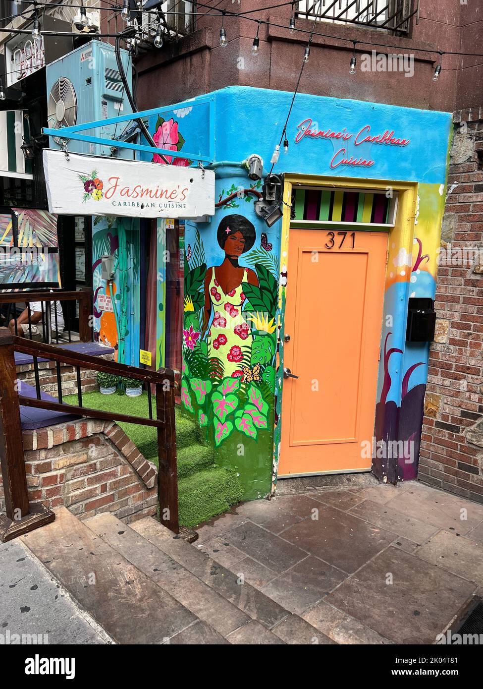 Entrada a Jasmines Caribbean Cuisine en West 46th Street en el barrio Hell's Kitchen de Manhattan, Nueva York. Foto de stock