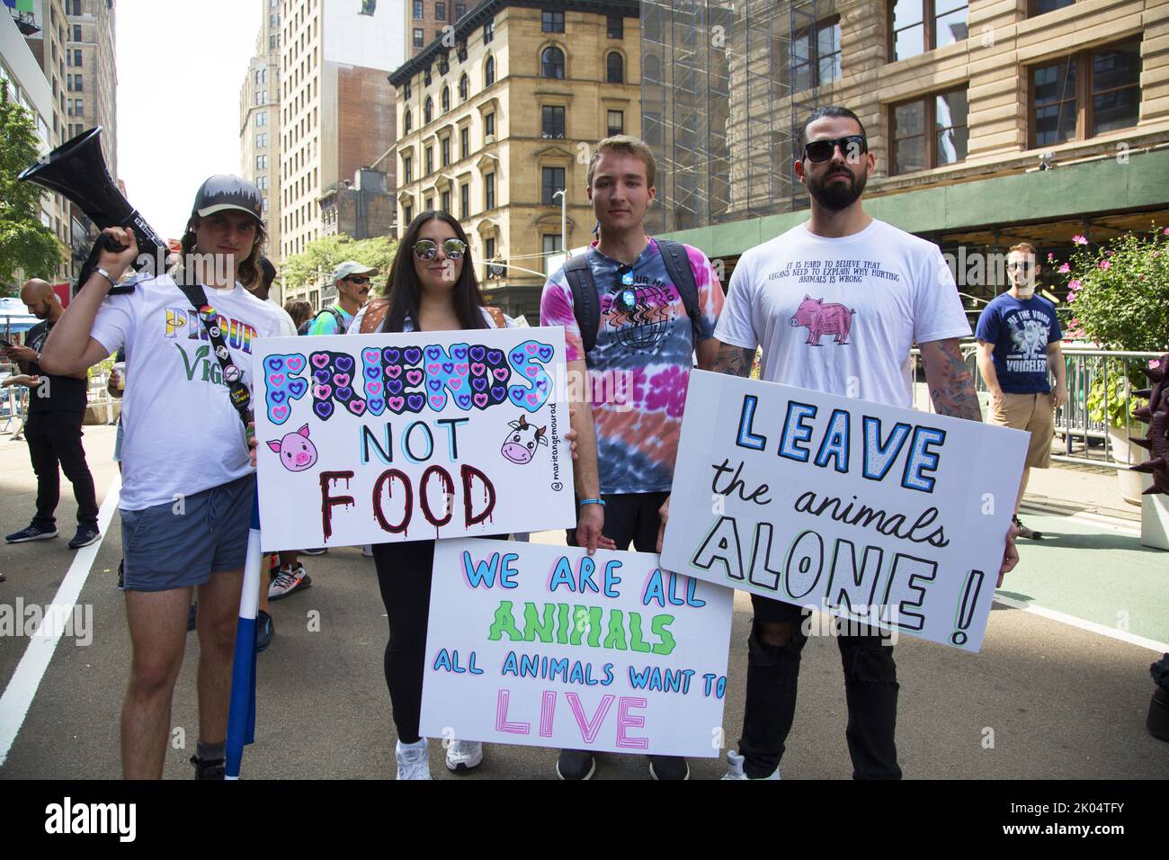 Veganos y otros activistas acuden a una Marcha Anual por los Derechos de los Animales en Broadway en Manhattan, Nueva York. Foto de stock