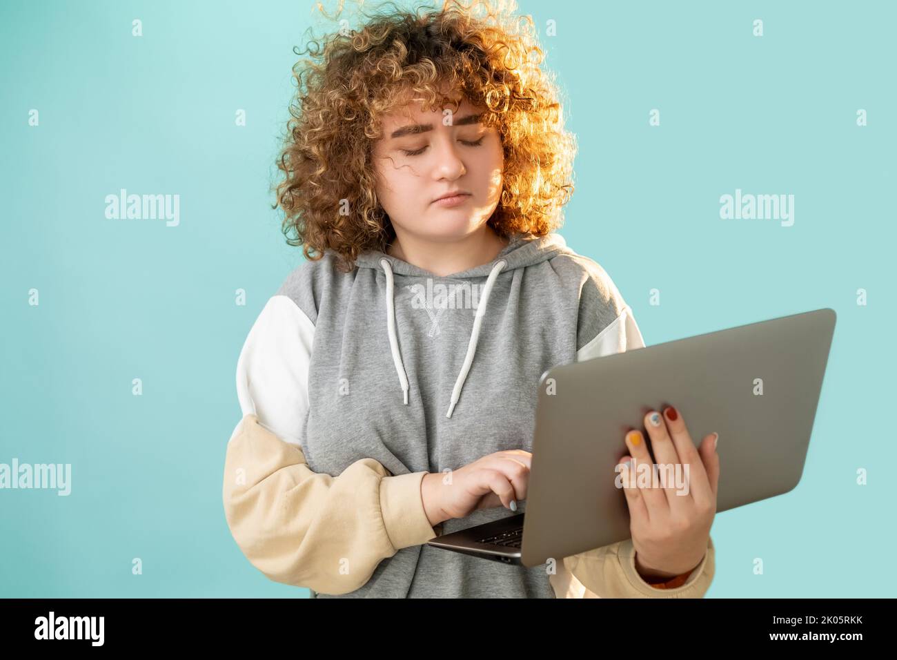 internet estafa ciberacoso mujer obesa ordenador portátil Foto de stock
