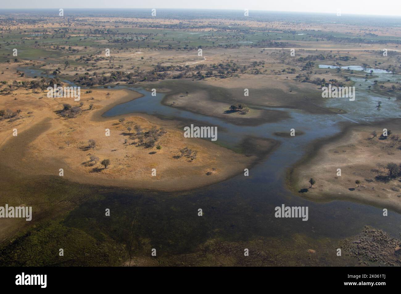 Volar sobre el Delta de Okavango en un pequeño avión le da al viajero una idea de la geografía