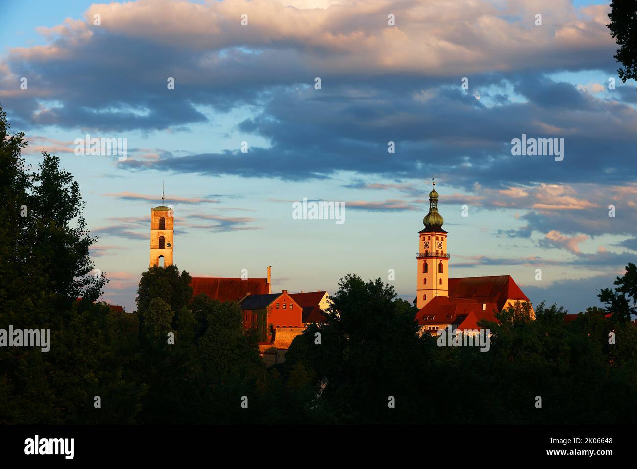 Kirche, Kirchturm in der Altstadt oder Innenstadt mit Schloss und dramatischen Wolken in Sulzbach Rosenberg, Amberg, Oberpfalz, Bayern! Foto de stock
