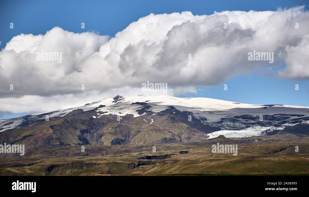 Paisaje panorámico con glaciar Eyjafjallajökull, Islandia Foto de stock