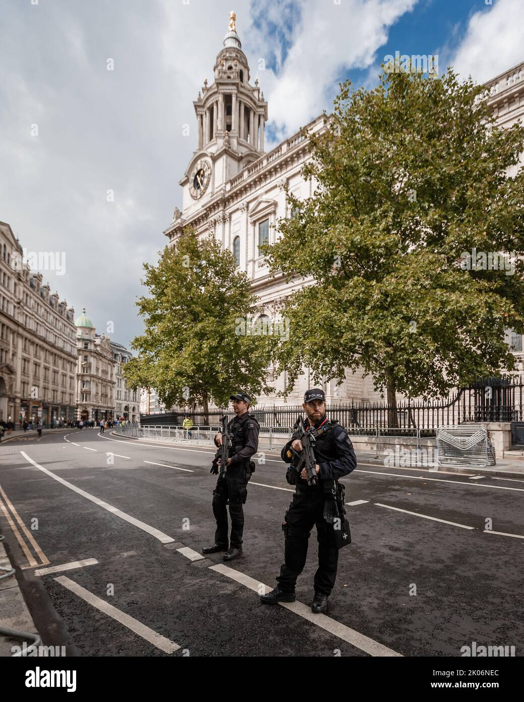 La policía armada frente a la Catedral de San Pablo cuando se prepara