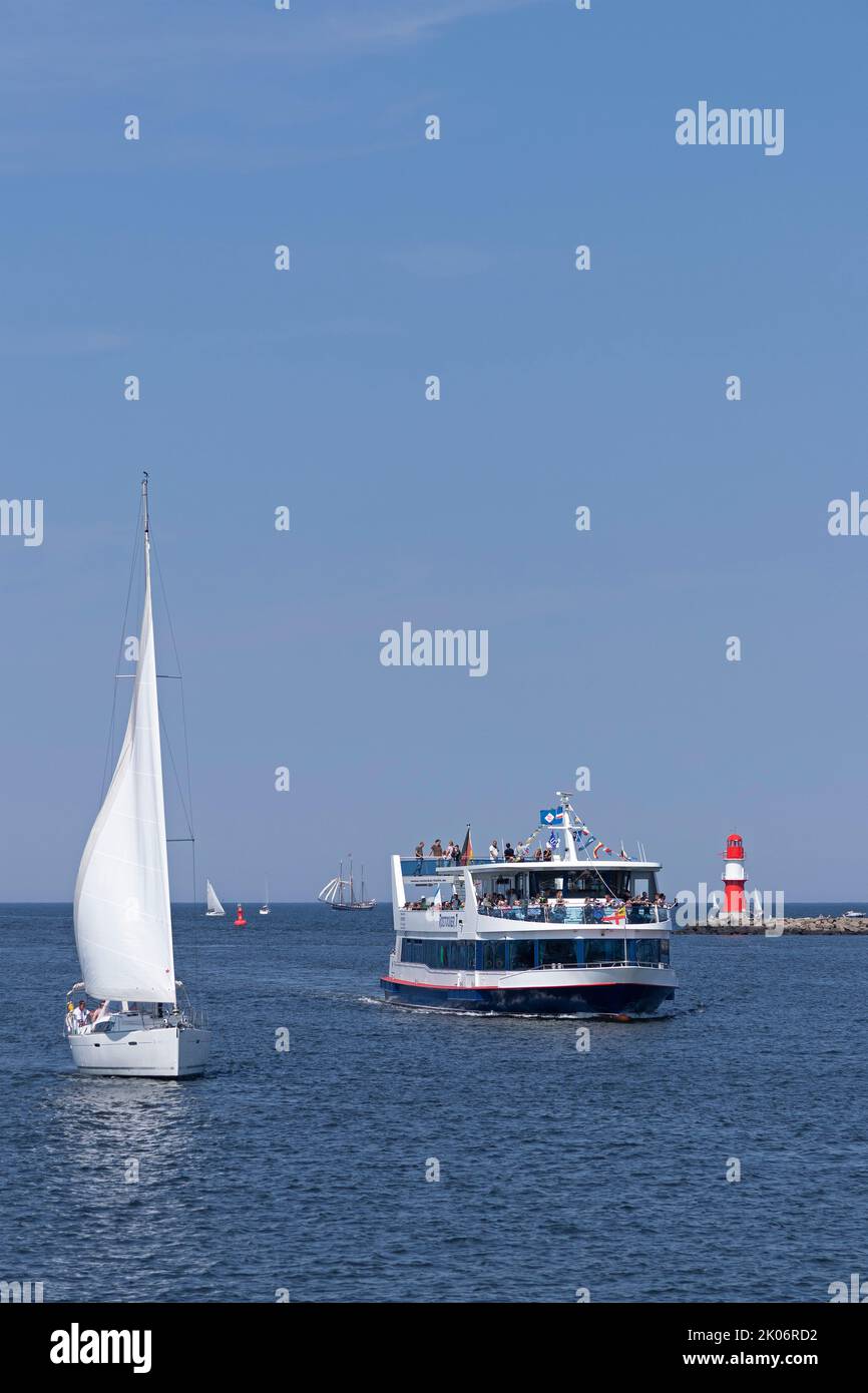 velero, barco de excursión, faro, río Warnow, Hanse Sail, Warnemünde, Rostock, Mecklemburgo-Pomerania Occidental, Alemania Foto de stock