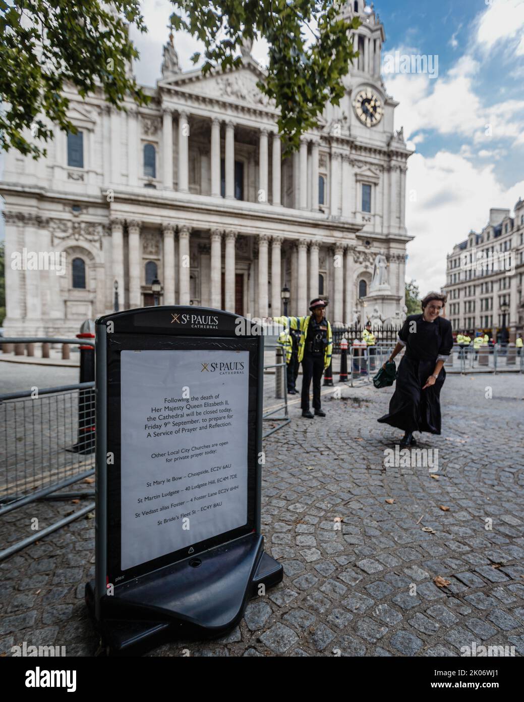 Un sacerdote fuera de la Catedral de San Pablo que fue cerrado por un
