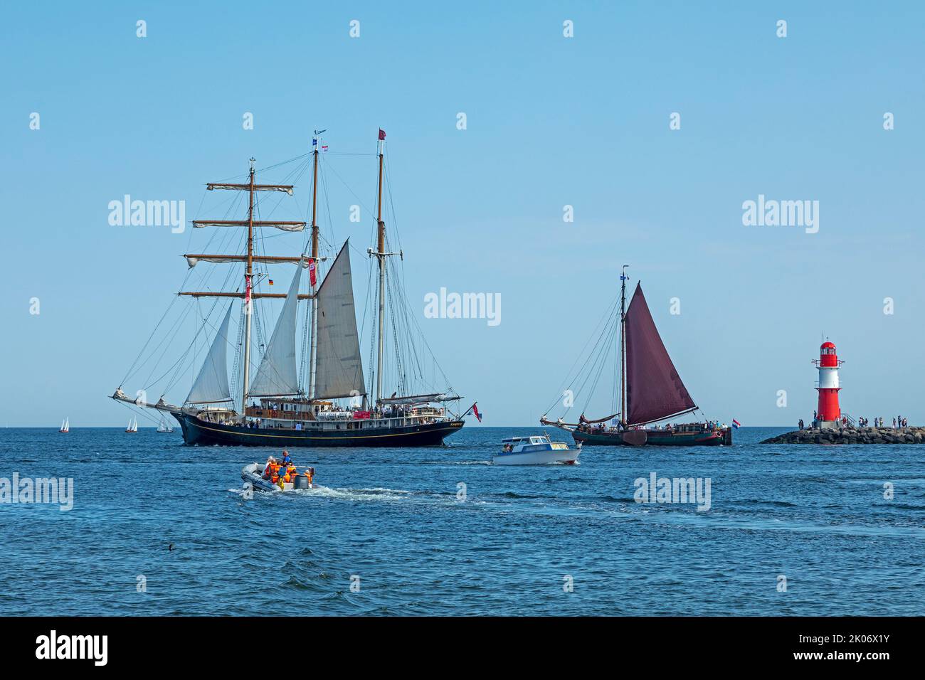 Barcos de vela, faro, río Warnow, Hanse Sail, Warnemünde, Rostock, Mecklemburgo-Pomerania Occidental, Alemania Foto de stock
