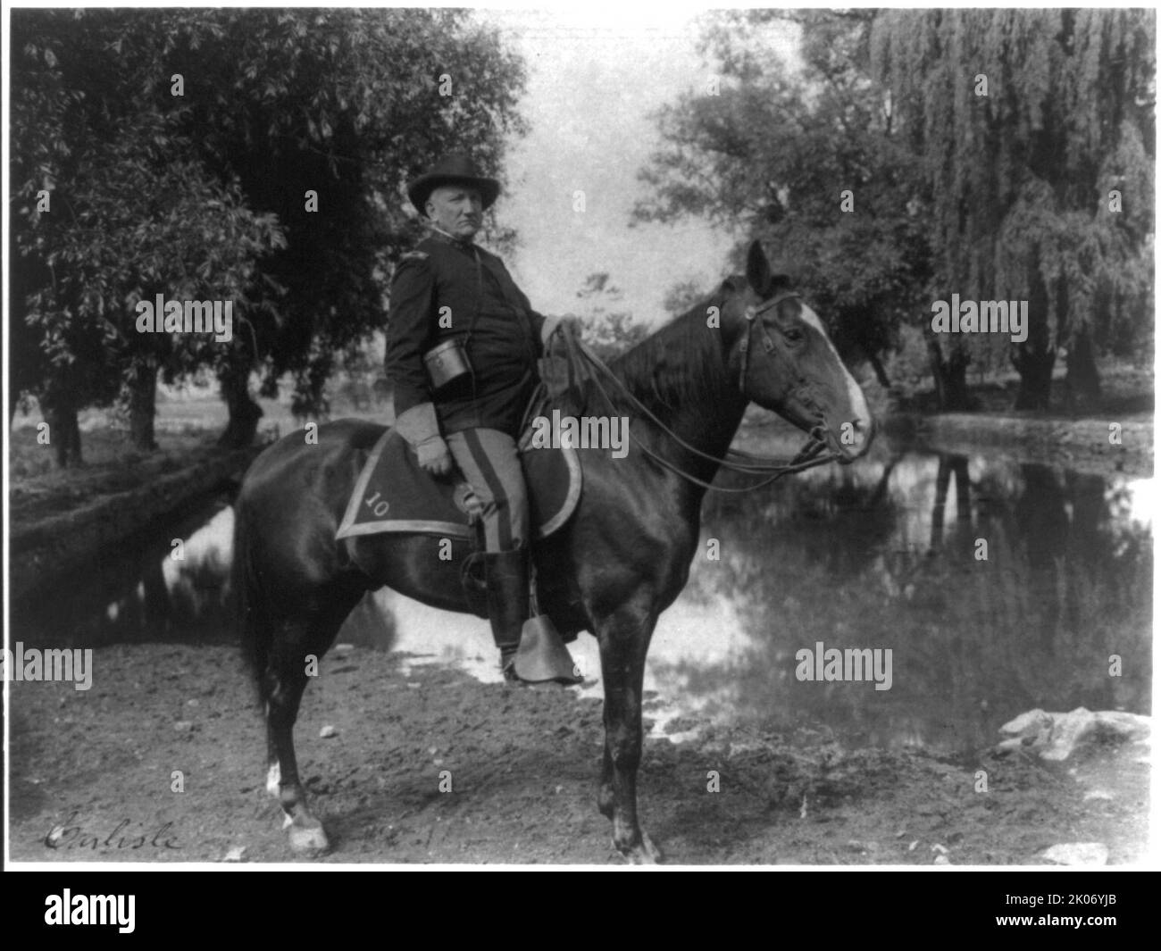 El Coronel Richard Henry Pratt a caballo, fundador y superintendant de