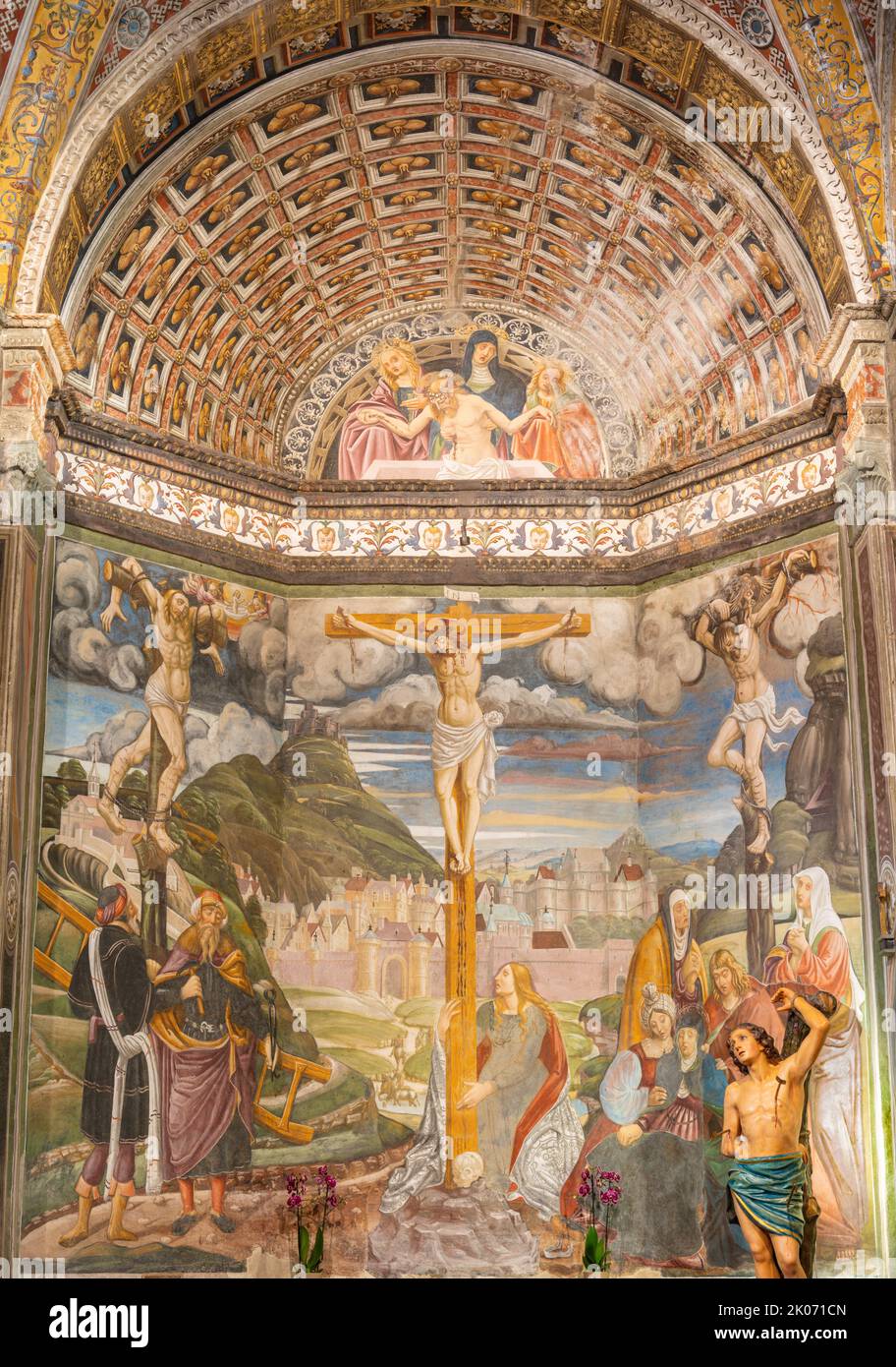 BIELLA, ITALIA - 15 DE JULIO de 2022: El detalle de la Crucifixión fresco en la iglesia Chiesa di San Sebastiano por el maestro de la escuela lombarda de 16. Foto de stock