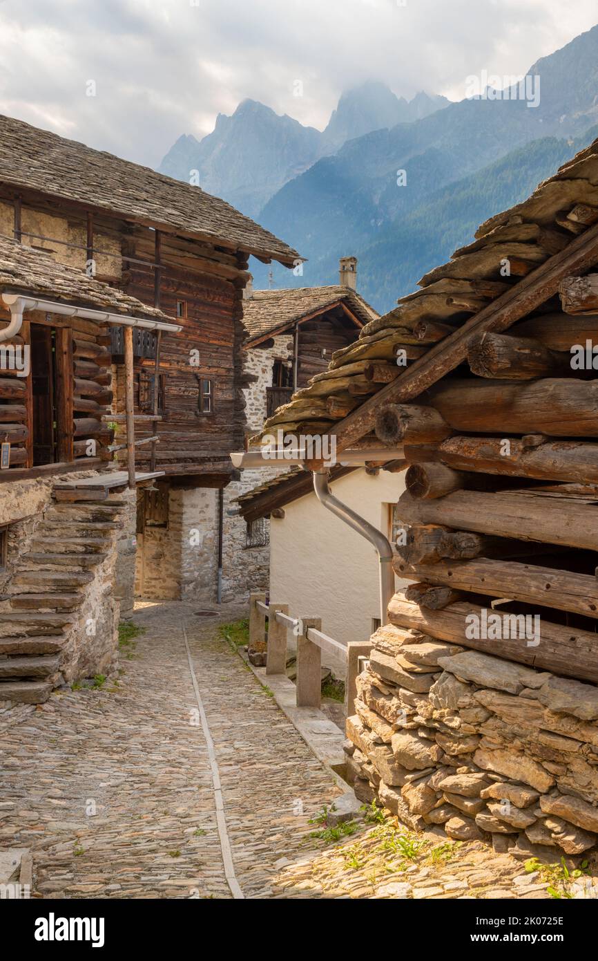 La arquitectura rural del pueblo de Soglio en la cordillera de Bregaglia - Suiza. Foto de stock