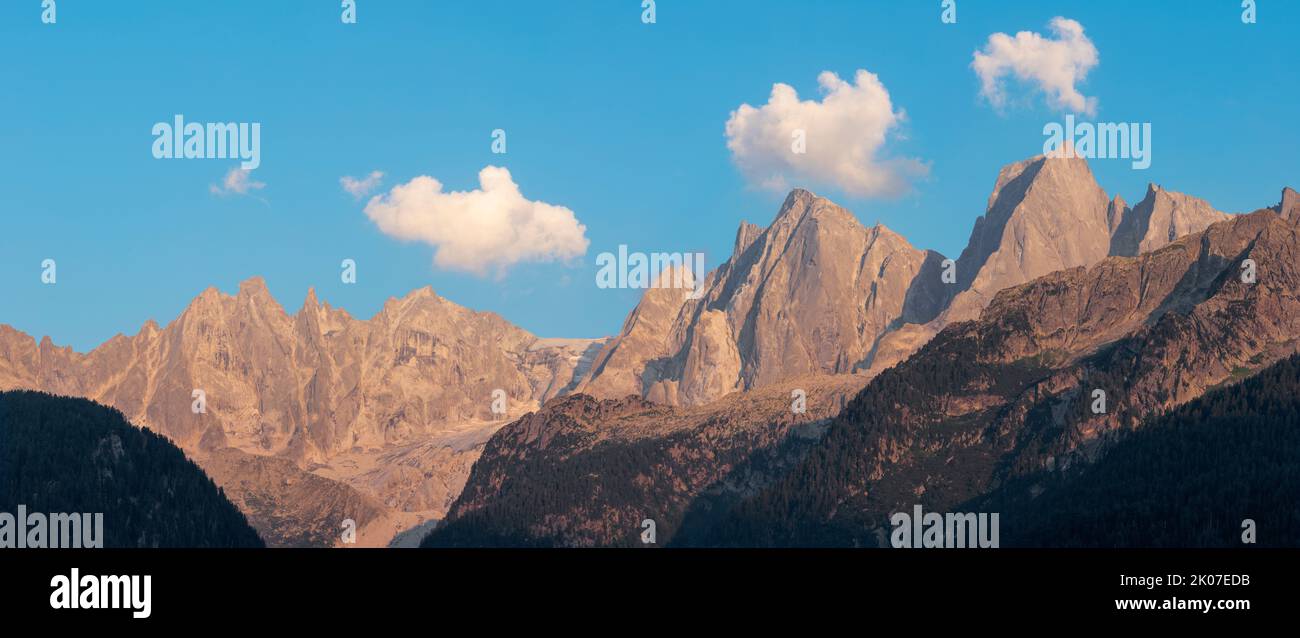 Los picos Piz Badile, Pizzo Cengalo y Sciora en la cordillera de Bregaglia - Suiza a la luz del atardecer. Foto de stock
