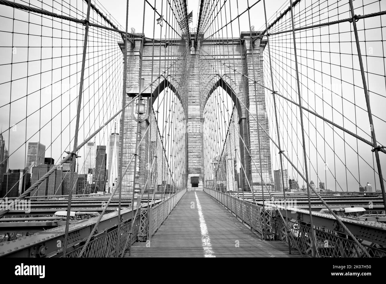 Puente de Brooklyn en la ciudad de Nueva York vista en blanco y negro, Estados Unidos de América Foto de stock