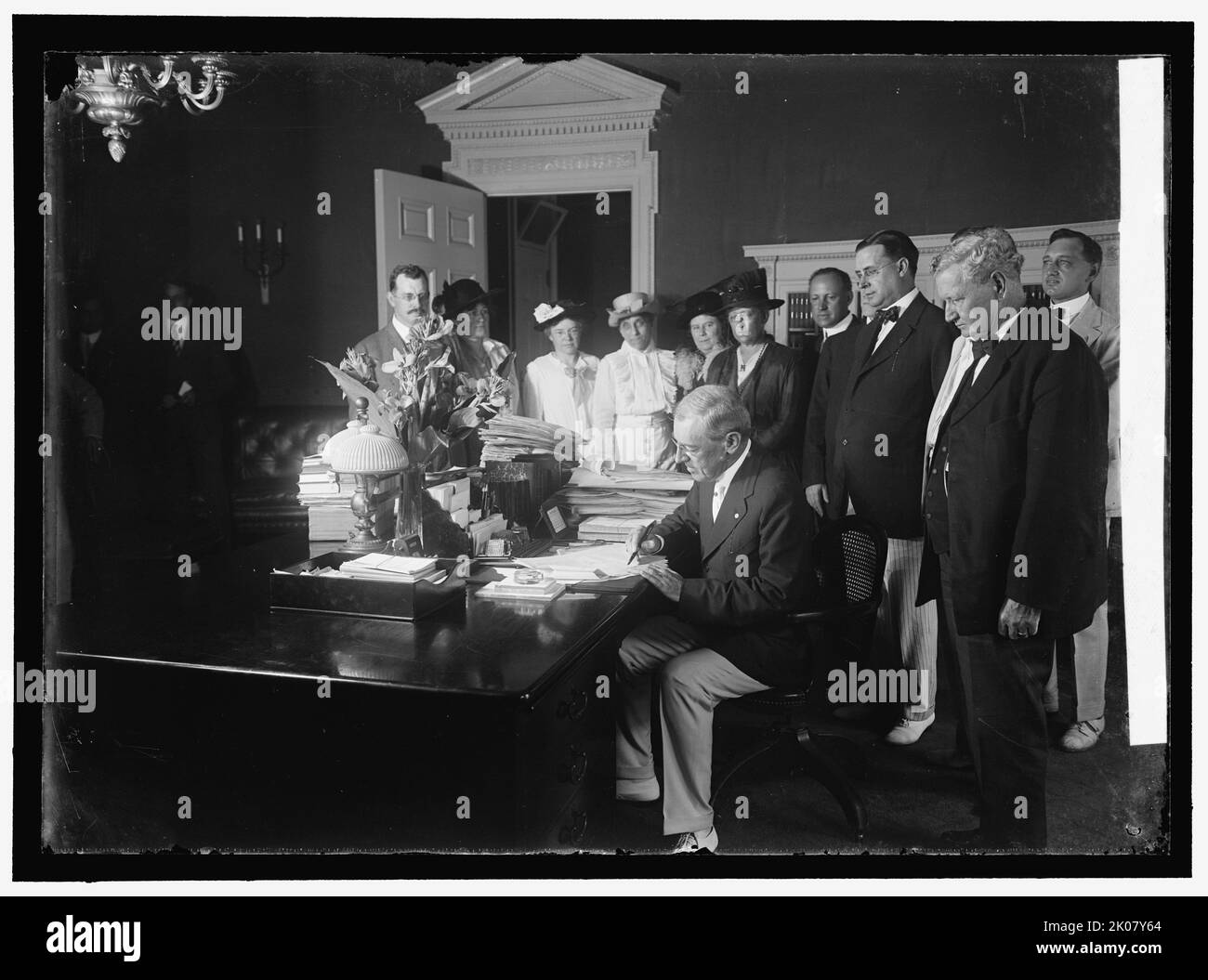 Woodrow Wilson firmando la Ley de Trabajo Infantil, 1916. Presidente de