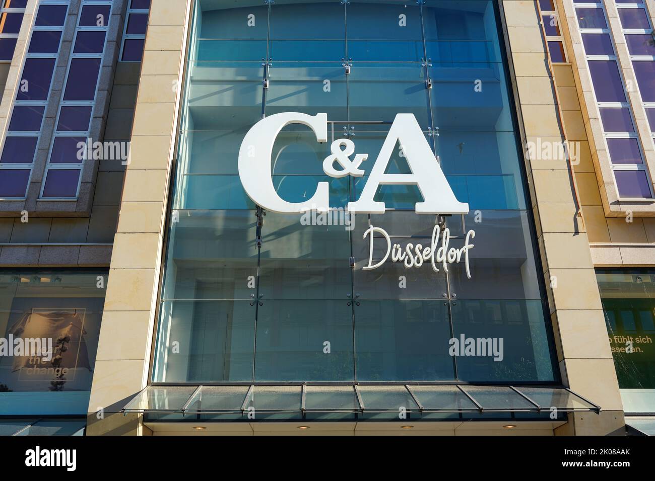 Logotipo de una tienda C&A Düsseldorf en la calle comercial Schadowstraße en Düsseldorf/Alemania. C&A es una popular cadena de tiendas minoristas de moda. Foto de stock