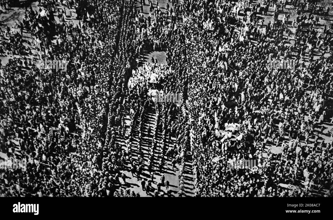 El cuerpo de Mahatma Gandhi es dibujado por las calificaciones navales indias en el camino a la pira en las orillas del Jumna para su funeral en 1948. Mohandas Karamchand Gandhi (2 de octubre de 1869 - 30 de enero de 1948) fue un abogado indio, nacionalista anticolonial y ético político que empleó la resistencia no violenta para dirigir la exitosa campaña por la independencia de la India del gobierno británico, y para inspirar más tarde movimientos por los derechos civiles y la libertad en todo el mundo Foto de stock