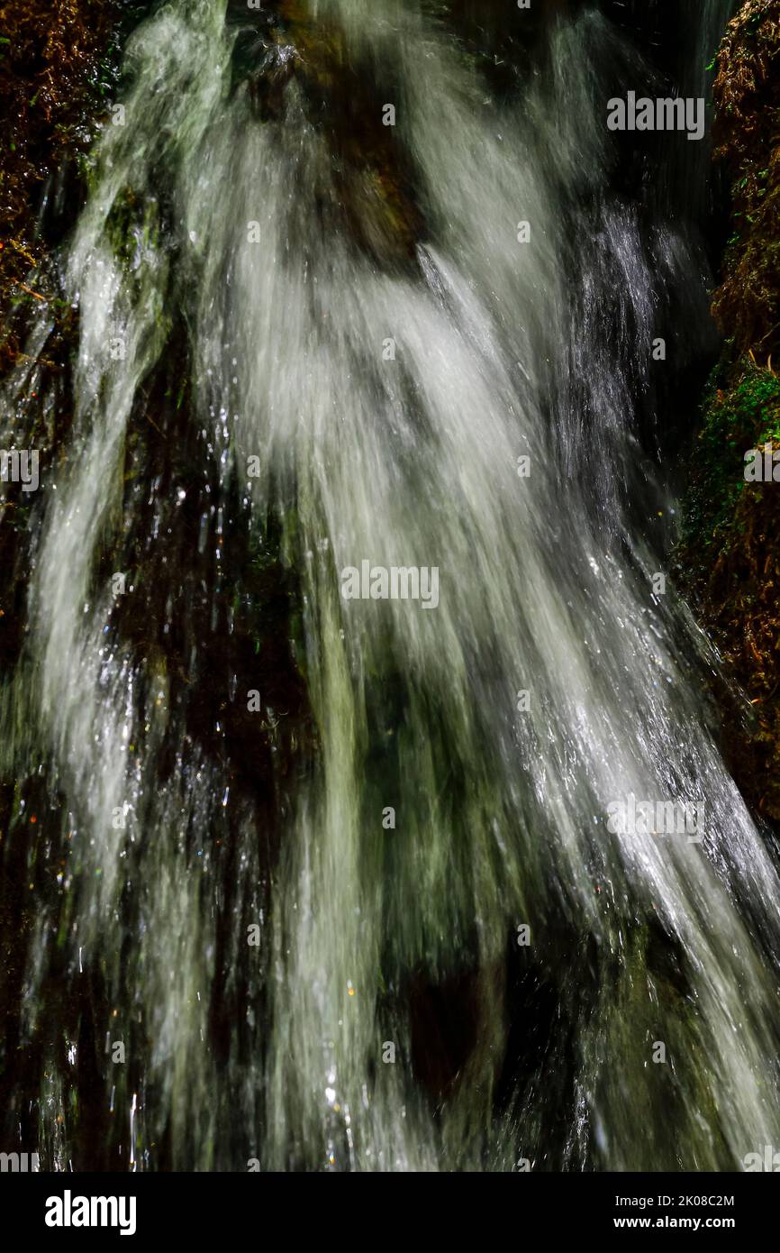 Pequeña cascada o cascada en un arroyo. Foto de stock