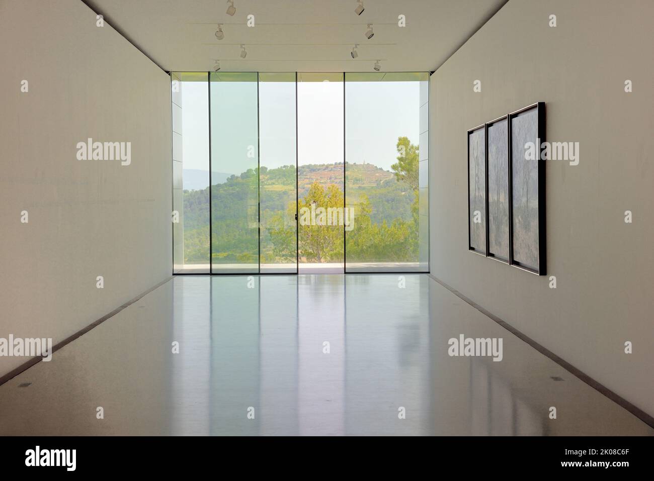 Interior de Richard Rogers Exhibition Gallery (construido 2021) con vistas sobre el campo provenzal Domaine La Coste o Château La Coste Provence Francia Foto de stock