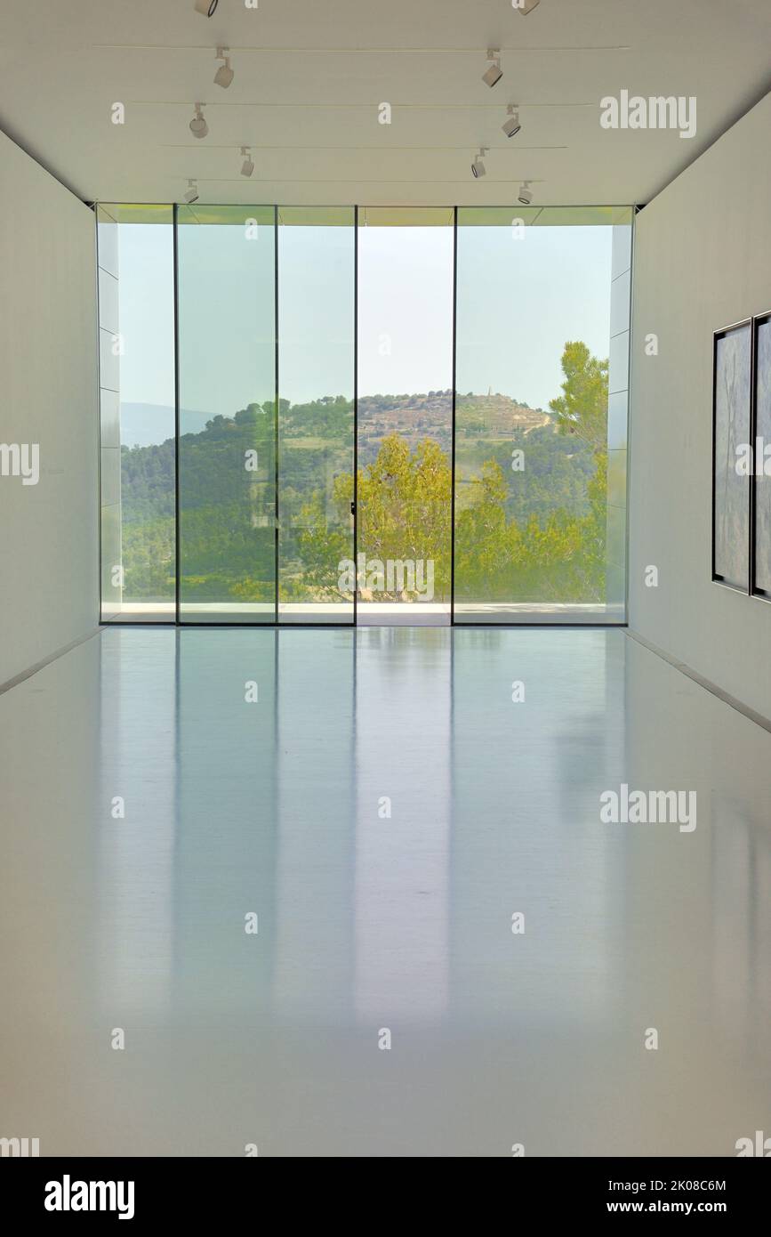 Interior de Richard Rogers Exhibition Gallery (construido 2021) con vistas sobre el campo provenzal Domaine La Coste o Château La Coste Provence Francia Foto de stock