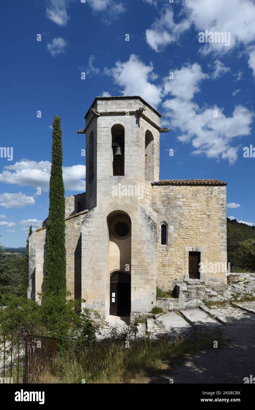 Campanario o campanario de la iglesia románica de c16th de Notre Dame Dalidon Oppède le Vieux Luberon Vaucluse Provence Francia Foto de stock