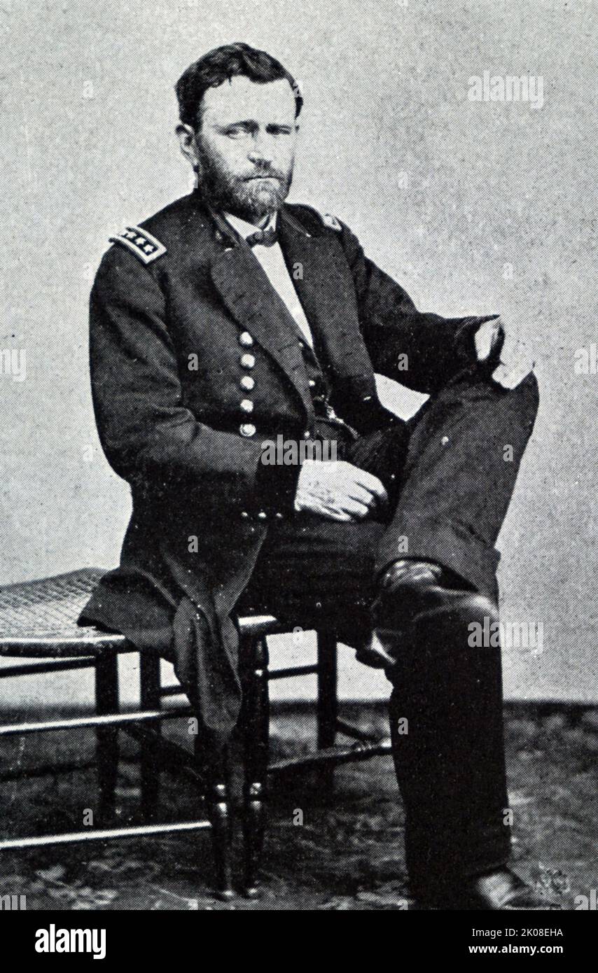 El General Ulysses S. Grant (nacido Hiram Ulysses Grant; 27 de abril de 1822 - 23 de julio de 1885) fue un oficial militar y político estadounidense que sirvió como 18th presidente de los Estados Unidos de 1869 a 1877. Como Comandante General, dirigió al Ejército de la Unión a la victoria en la Guerra Civil Americana en 1865 y posteriormente sirvió brevemente como Secretario de Guerra Foto de stock