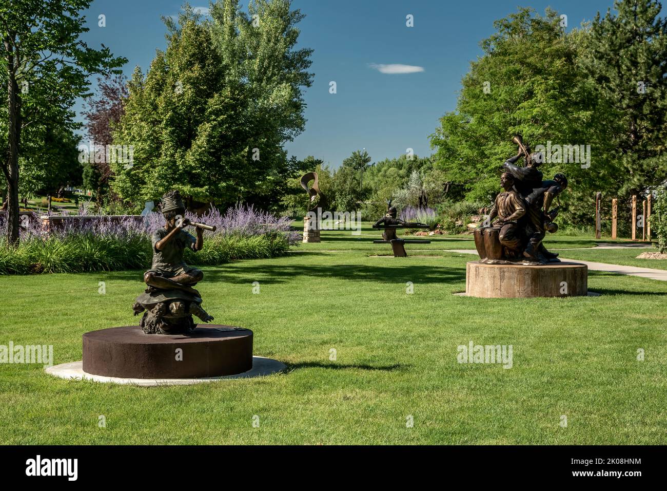 Esculturas sobre césped, Jardín de Esculturas Benson, Loveland, Colorado USA Foto de stock