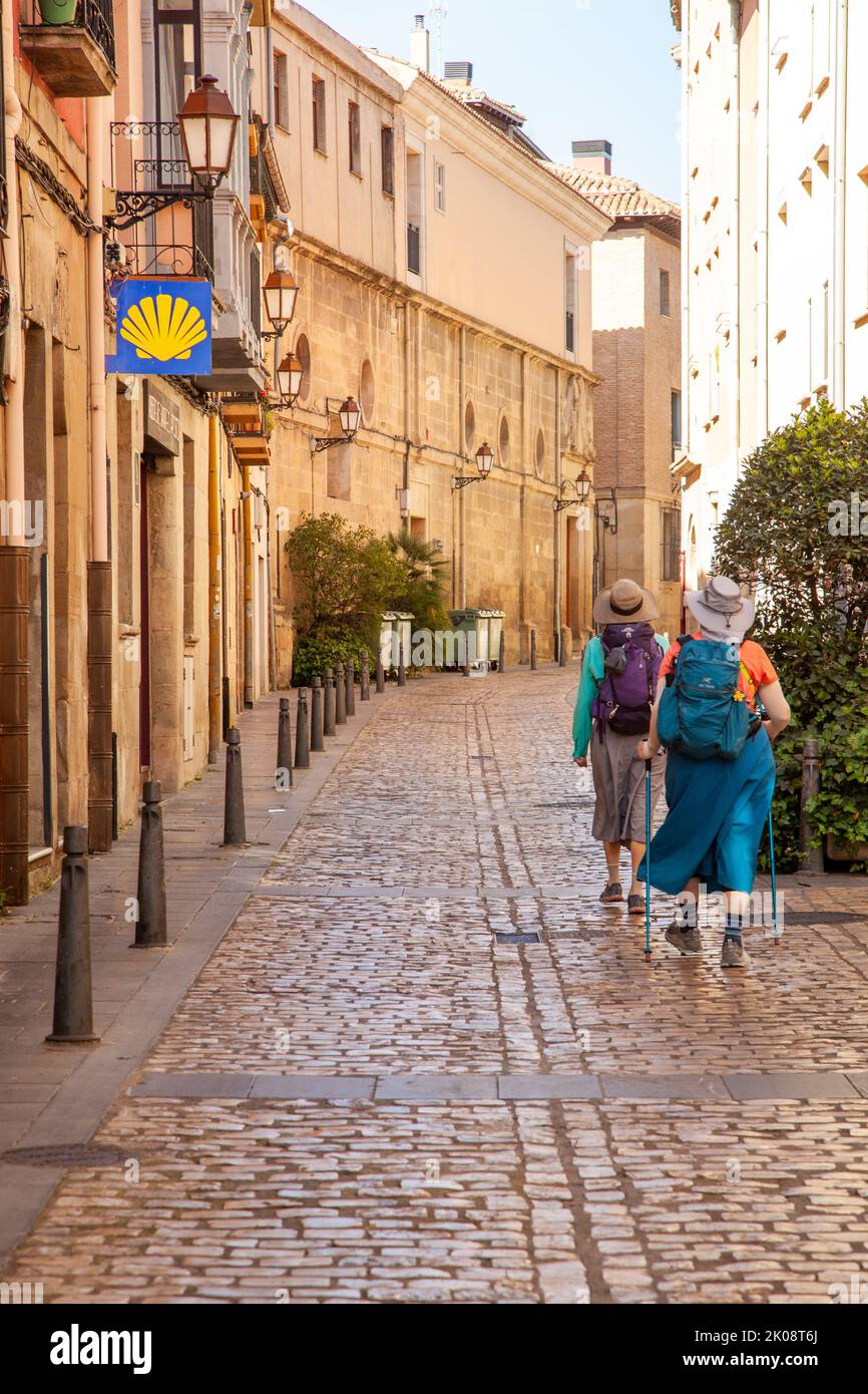 Peregrinos caminando por la ciudad española de Logrono España mientras caminan por el Camino de Santiago, camino de Santiago Foto de stock