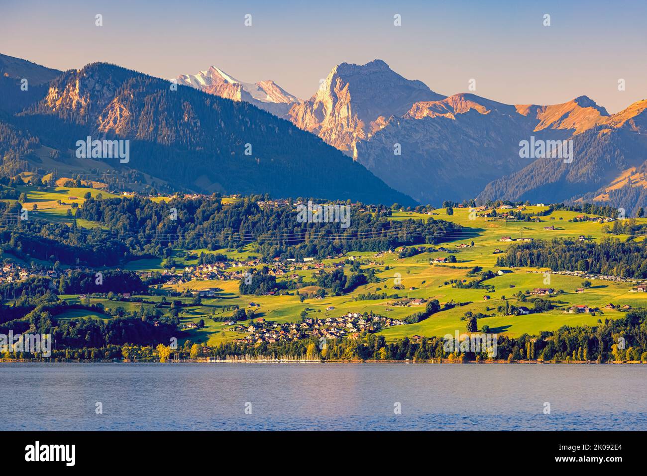 Una hermosa mañana de verano en el lago Thun. Los pueblos Spiez, Faulensee y Krattigen son también un hermoso punto de interés en estas tierras abrumadoras Foto de stock