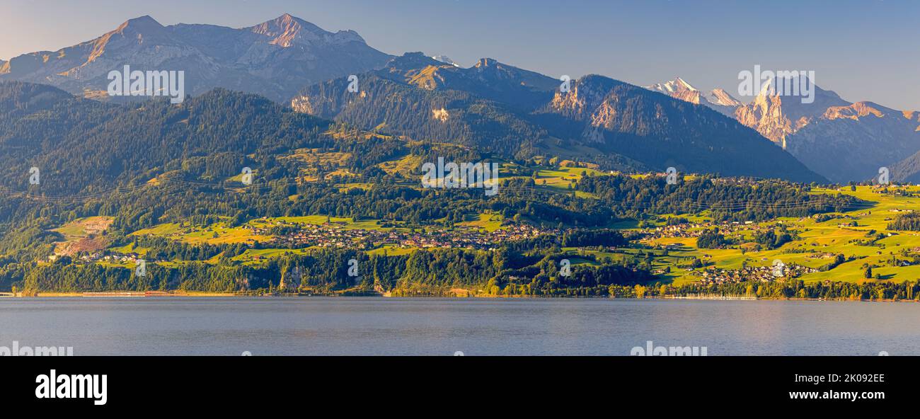 Una amplia imagen panorámica de una hermosa mañana de verano en el lago Thun. Los pueblos de Spiez, Faulensee y Krattigen son también un hermoso punto de intere Foto de stock