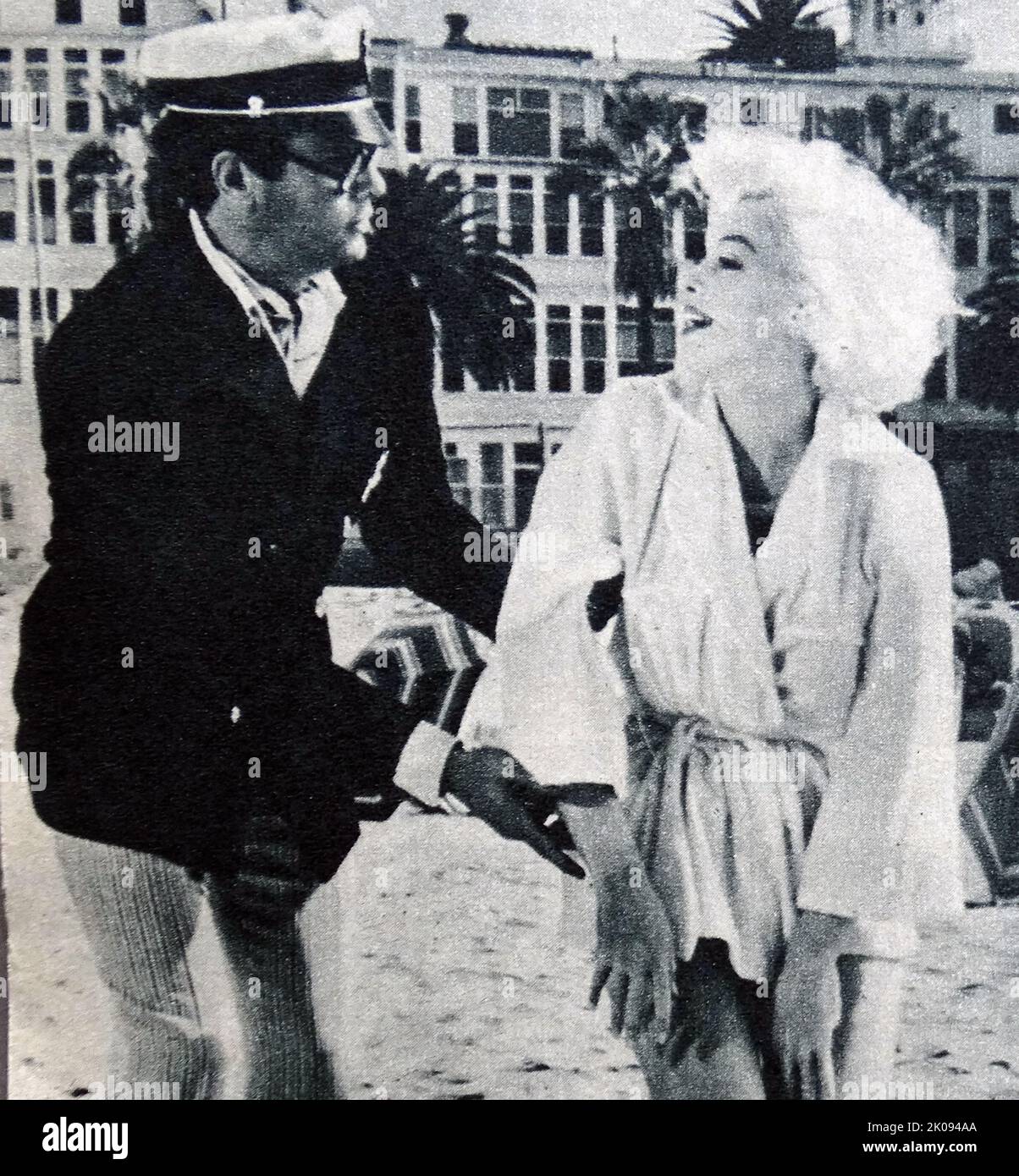 Revisión periodística de la película de 1959 Some Like It Hot, fotografía de Tony Curtis y Marilyn Monroe. Foto de stock