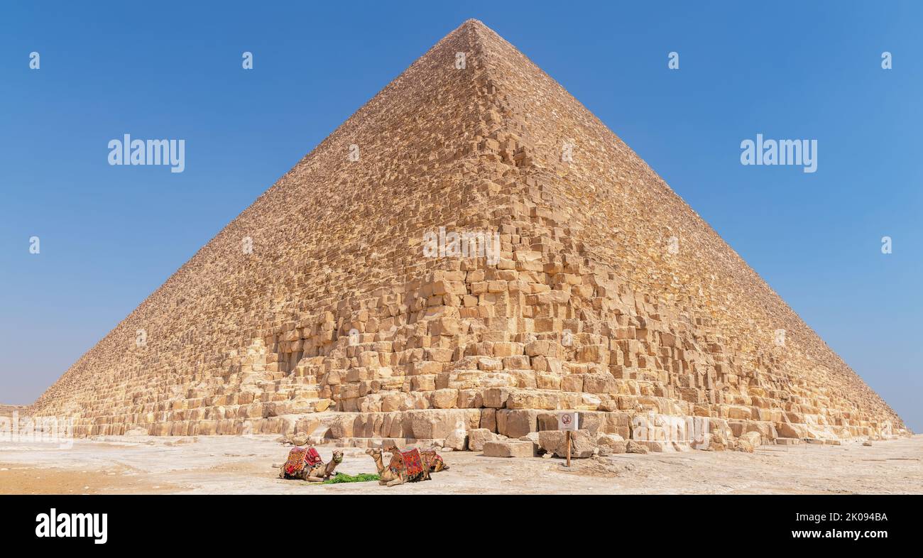 Una vista de la enorme pirámide de Cheops, Giza, Egipto. Foto de stock