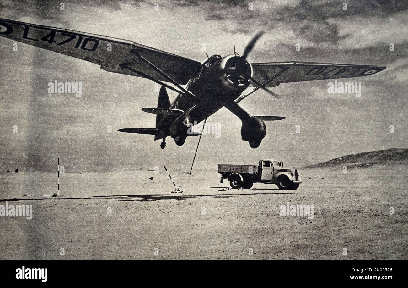 El avión Royal Airforce Delivery se hunde durante un vuelo de práctica en el desierto egipcio. Foto de stock