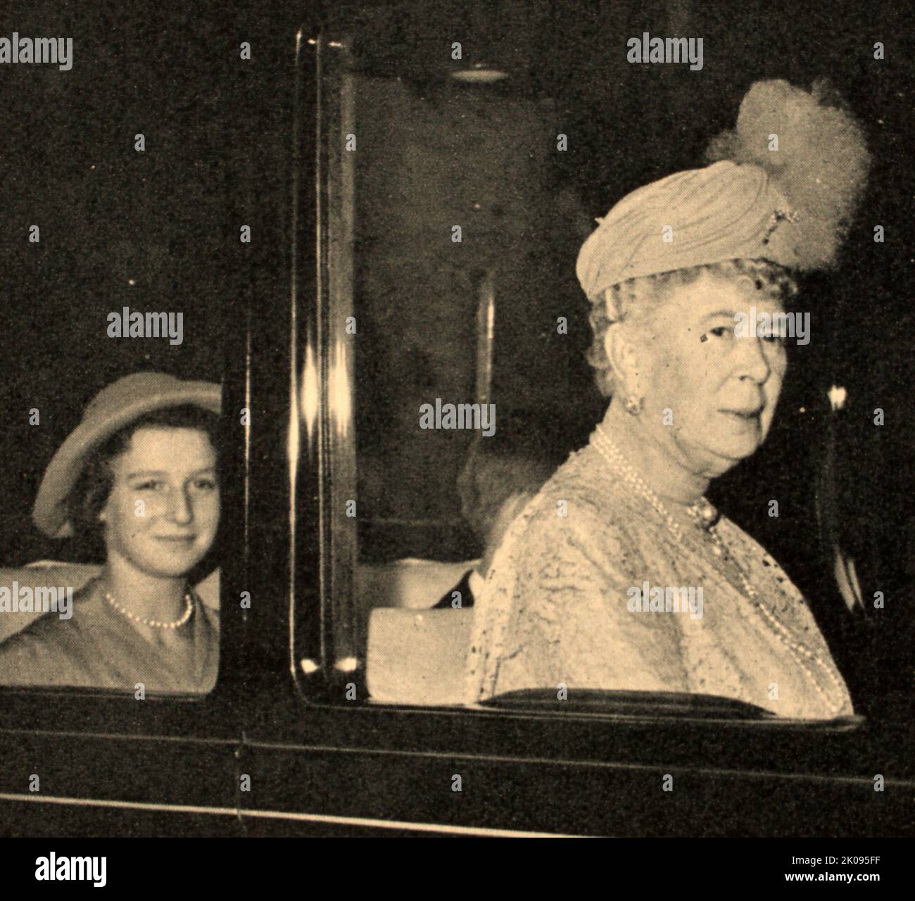 HM Queen Mary con su nieta princesa Alexandra de Kent de 12 años llegan para la boda del conde de Harewood. María de Teck (Victoria María Augusta Louise Olga Pauline Claudine Agnes; 26 de mayo de 1867 - 24 de marzo de 1953) fue la reina del Reino Unido y de los dominios británicos, y emperatriz de la India, desde el 6 de mayo de 1910 hasta el 29 de enero de 1936 como esposa del rey-emperador George V. Foto de stock