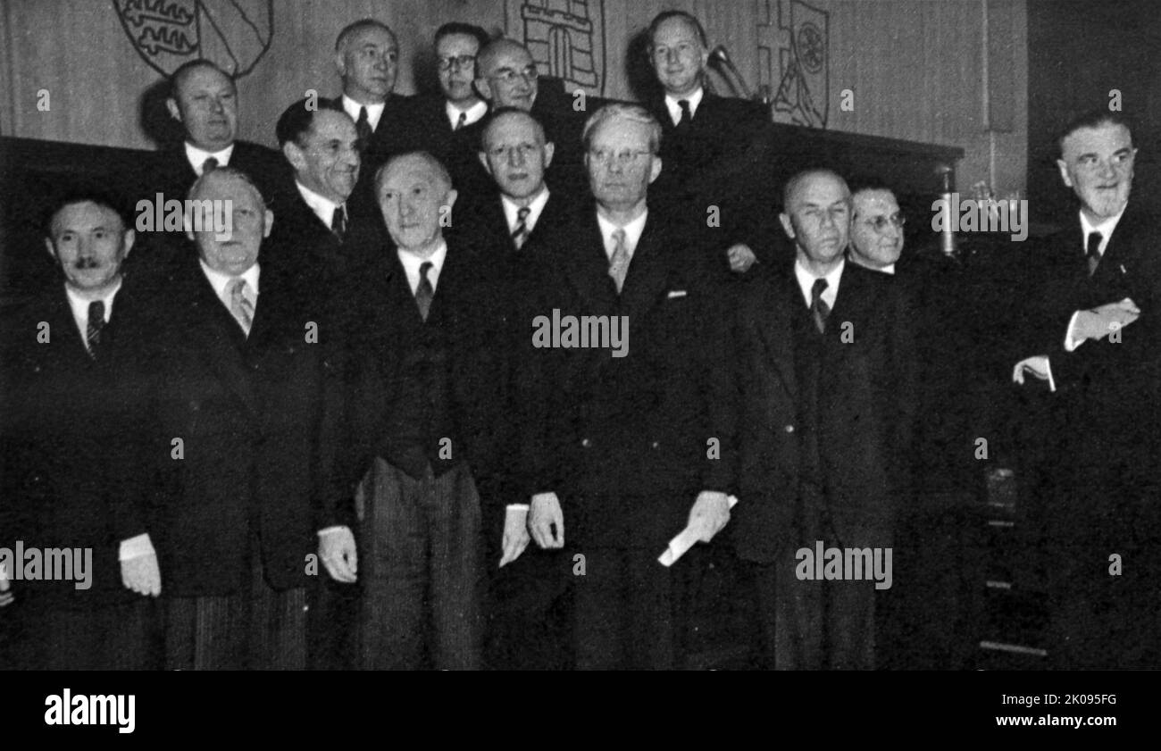 La Alta Comisión Aliada fue establecida por los Estados Unidos, el Reino Unido y Francia después de la ruptura de 1948 del Consejo de Control Aliado para regular y supervisar el desarrollo de la recién establecida República Federal de Alemania (Alemania Occidental). La Comisión tuvo su sede en el Hotel Petersberg, cerca de Bonn, y comenzó sus trabajos el 21 de septiembre de 1949. Dejó de funcionar bajo los términos de las convenciones Bonn-París, el 5 de mayo de 1955. Los miembros del primer gabinete alemán siegan la guerra. Foto de stock