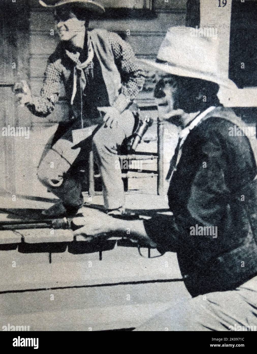 Ricky Nelson y John Wayne. Eric Hilliard Nelson (8 de mayo de 1940 - 31 de diciembre de 1985), conocido profesionalmente como Ricky Nelson, fue un cantante, pionero del pop, músico y actor estadounidense. Marion Robert Morrison (26 de mayo de 1907 - 11 de junio de 1979), conocido profesionalmente como John Wayne y apodado Duke, fue un actor y cineasta estadounidense que se convirtió en un icono popular a través de sus papeles protagonistas en películas realizadas durante la Edad de Oro de Hollywood, especialmente en películas occidentales y de guerra. Foto de stock