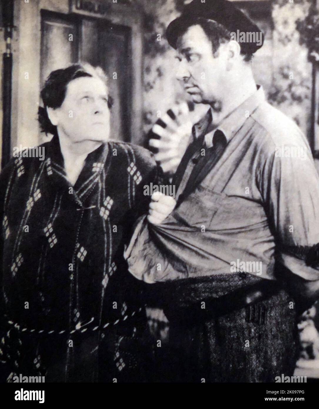 Marie Dressler and Wallace Beery in Min and Bill es una película de comedia y drama estadounidense de 1930. Marie Dressler (nacida Leila Marie Koerber, 9 de noviembre de 1868 - 28 de julio de 1934) fue una actriz cinematográfica y teatral canadiense, comediante, actriz de cine mudo y estrella cinematográfica de la época de la depresión. En 1914, estuvo en la primera comedia de cine completa. Ganó el Premio de la Academia a la Mejor Actriz en 1931. Wallace Fitzgerald Beery (1 de abril de 1885 - 15 de abril de 1949) fue un actor teatral y cinematográfico estadounidense. Beery apareció en unas 250 películas durante una carrera de 36 años. Foto de stock