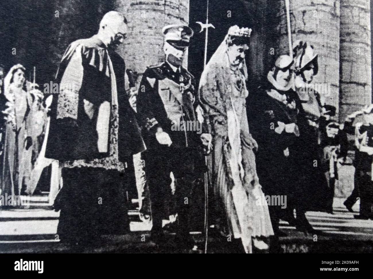 Víctor Manuel III (Vittorio Emanuele Ferdinando Maria Gennaro di Savoia; 11 de noviembre de 1869 - 28 de diciembre de 1947) reinó como rey de Italia desde el 29 de julio de 1900 hasta su abdicación el 9 de mayo de 1946. También reinó como emperador de Etiopía (1936-1941) y rey de los albaneses (1939-1943). Durante su reinado de casi 46 años, que comenzó después del asesinato de su padre Umberto I, el Reino de Italia se involucró en dos guerras mundiales. Su reinado también abarcó el nacimiento, el ascenso y la caída del fascismo italiano y su régimen. Foto de stock