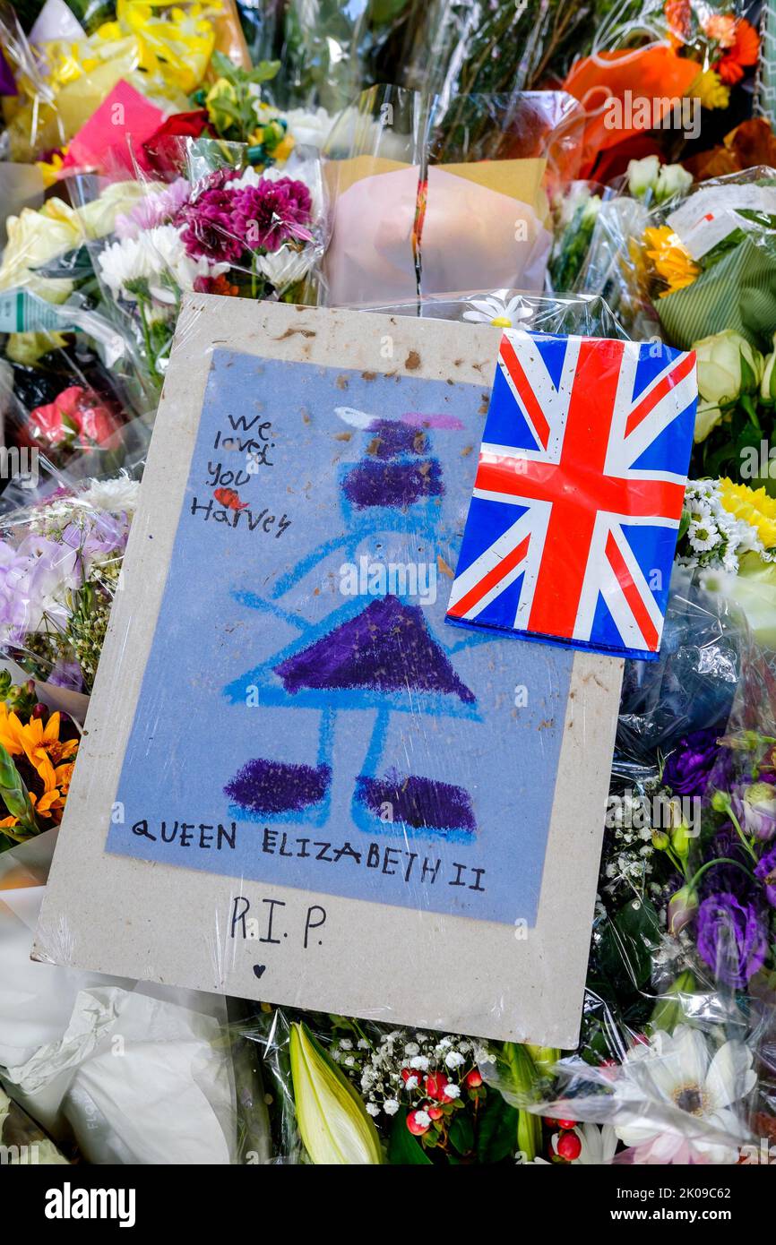 Londres, Reino Unido, 10th de septiembre de 2022. Miles de homenajes florales a Su Majestad la Reina Isabel II se depositan en Green Park, muchos de ellos acompañados por mensajes de adultos y niños. Foto de stock