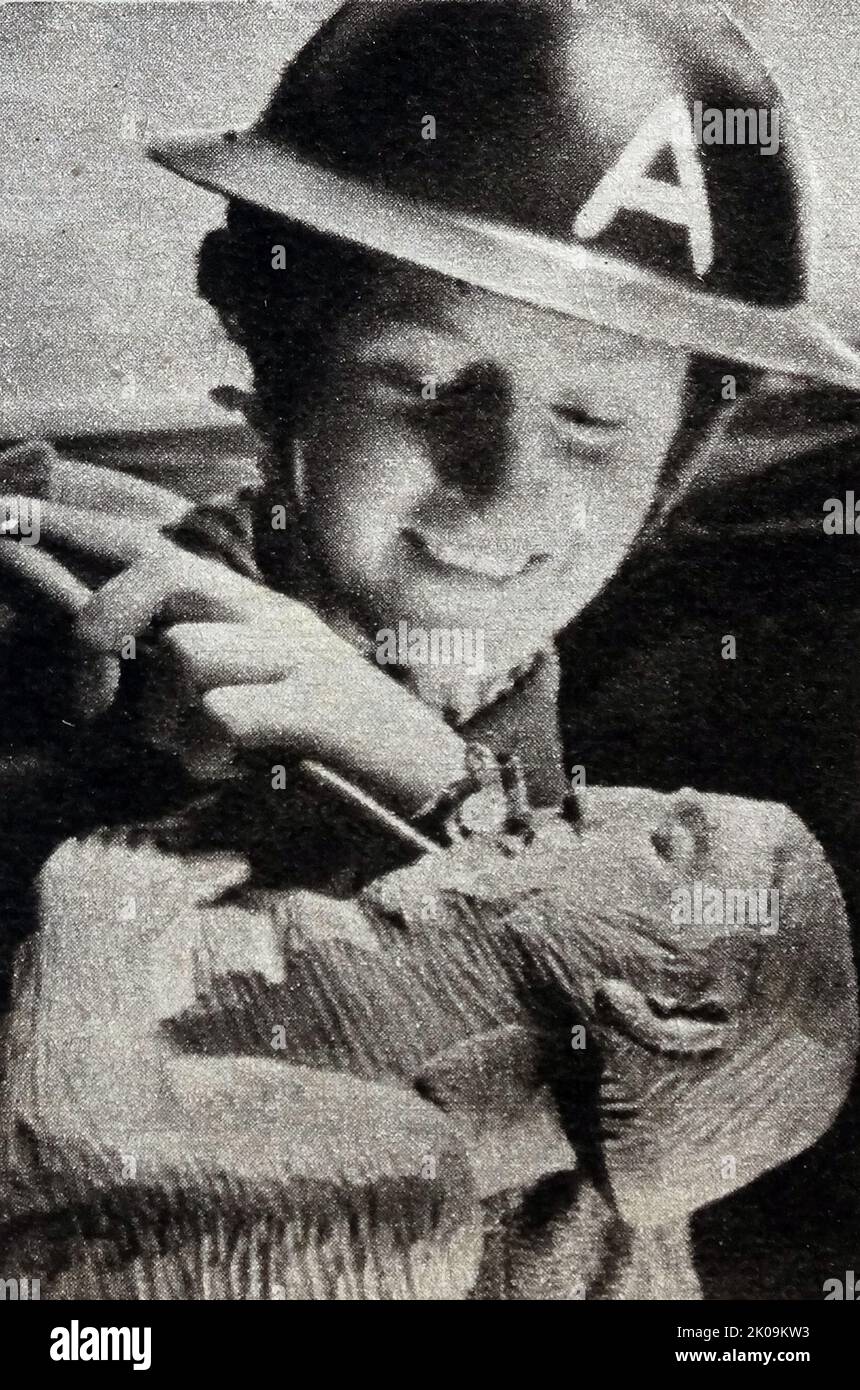 Miss Marjorie Nicol-Smith tallando una estatua de Noé durante la Segunda Guerra Mundial Foto de stock
