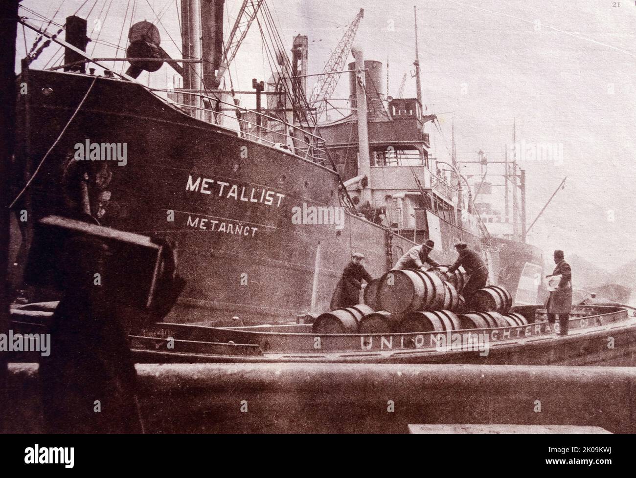 Buque nazi Leander disfrazado de barco ruso y navegando bajo un supuesto nombre de 'Metallista', fue capturado por la Armada británica y llevado a un puerto británico. Foto de stock