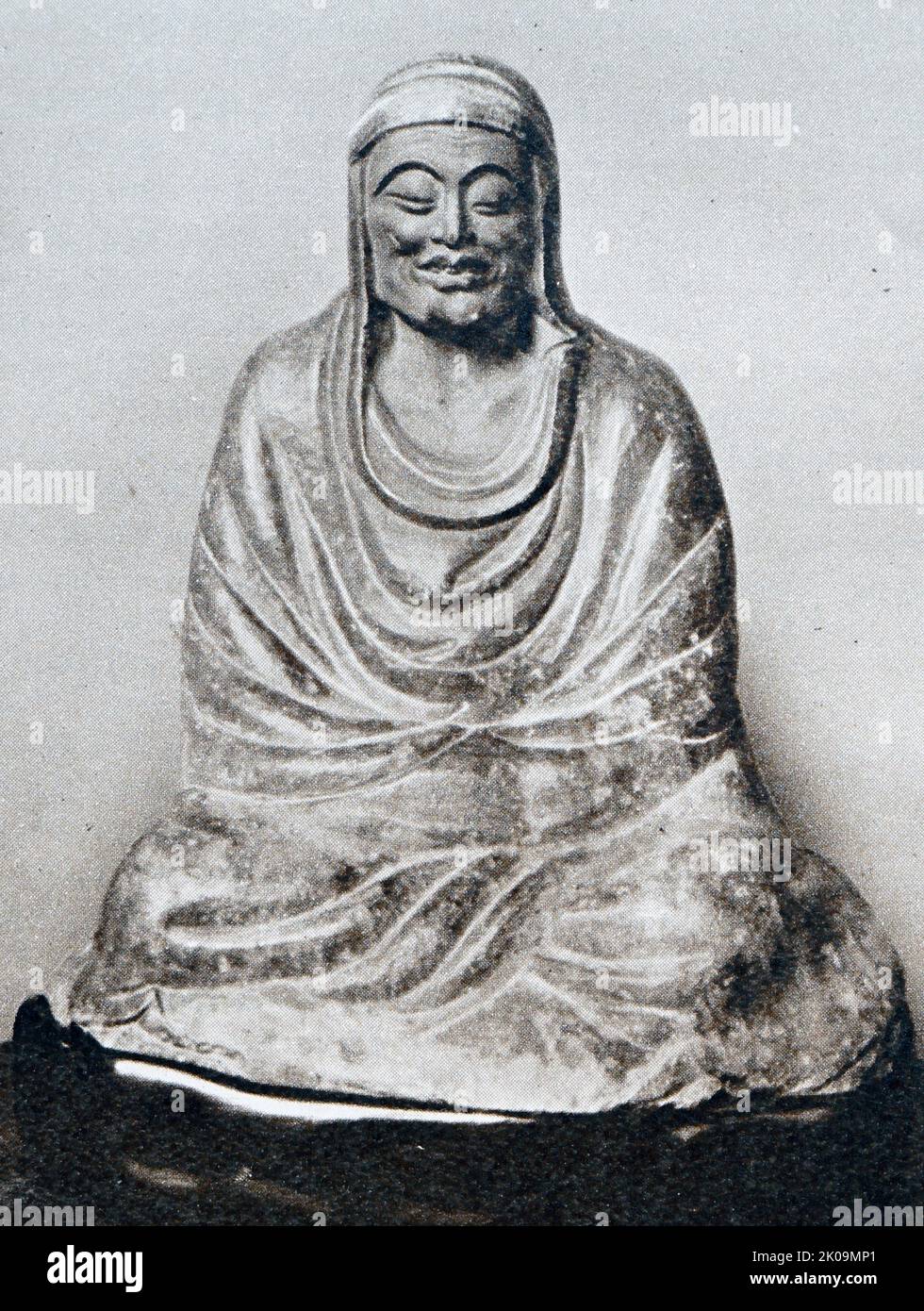 Estatua de piedra pintada del Bodhidharma. Bodhidharma fue un monje budista semi-legendario que vivió durante el siglo 5th o 6th. Tradicionalmente se le atribuye como el transmisor del budismo a China, y se le considera su primer patriarca chino. Foto de stock