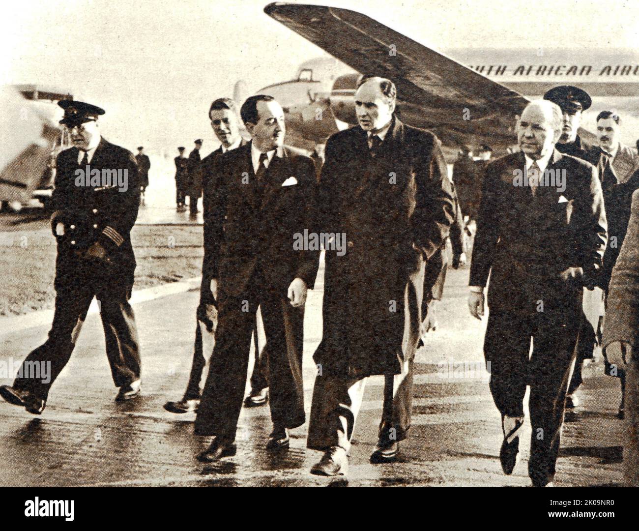 Evelyn John St Loe Strachey, Ministra de Alimentación, llegando al aeropuerto de Londres desde África Oriental. Evelyn John St Loe Strachey (21 de octubre de 1901 - 15 de julio de 1963) fue una política y escritora laborista británica. Strachey, periodista de profesión, fue elegido miembro del Parlamento en 1929. Strachey perdió su escaño en 1931, fue simpatizante comunista por el resto de la década de 1930s y rompió con el Partido Comunista en 1940. Durante la Segunda Guerra Mundial, Strachey sirvió como oficial de la Real Fuerza Aérea en la planificación y las relaciones públicas. Fue elegido una vez más al Parlamento como diputado laborista en 1945 y ocupó el cargo bajo Cl Foto de stock