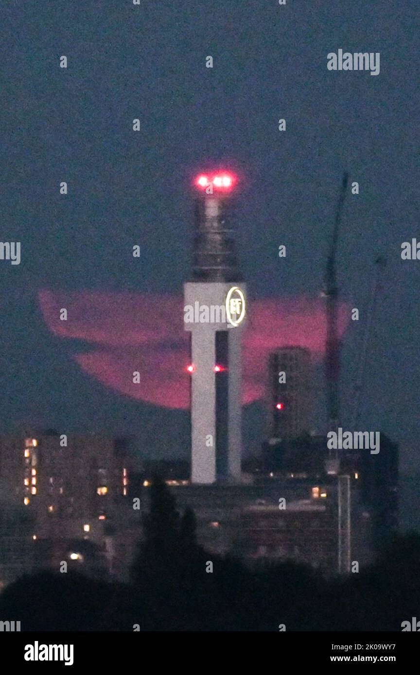 Rowley Hills, Dudley - Septiembre 10th 2022 - La Cosecha Super Luna se eleva entre las nubes sobre Birmingham. Crédito: Scott CM/Alamy Live News Foto de stock