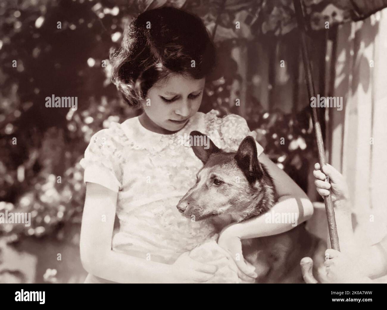 La joven princesa Elizabeth (c1938) con su mascota corgi, una raza de perros galeses que la futura reina amaría mucho a lo largo de su vida. (REINO UNIDO) Foto de stock