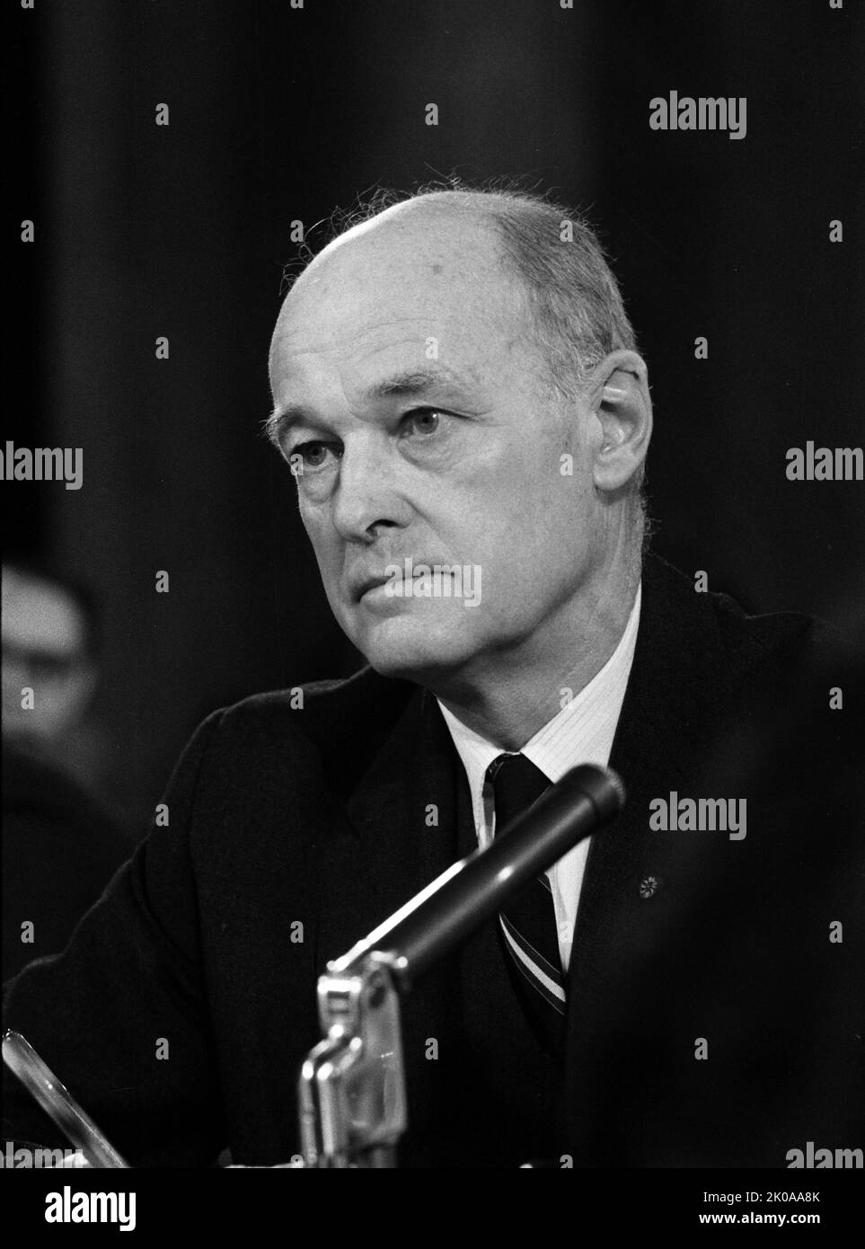 George Kennan, ex embajador ante la Unión Soviética, testificando ante el Comité de Relaciones Exteriores del Senado de Estados Unidos. 1966 Foto de stock