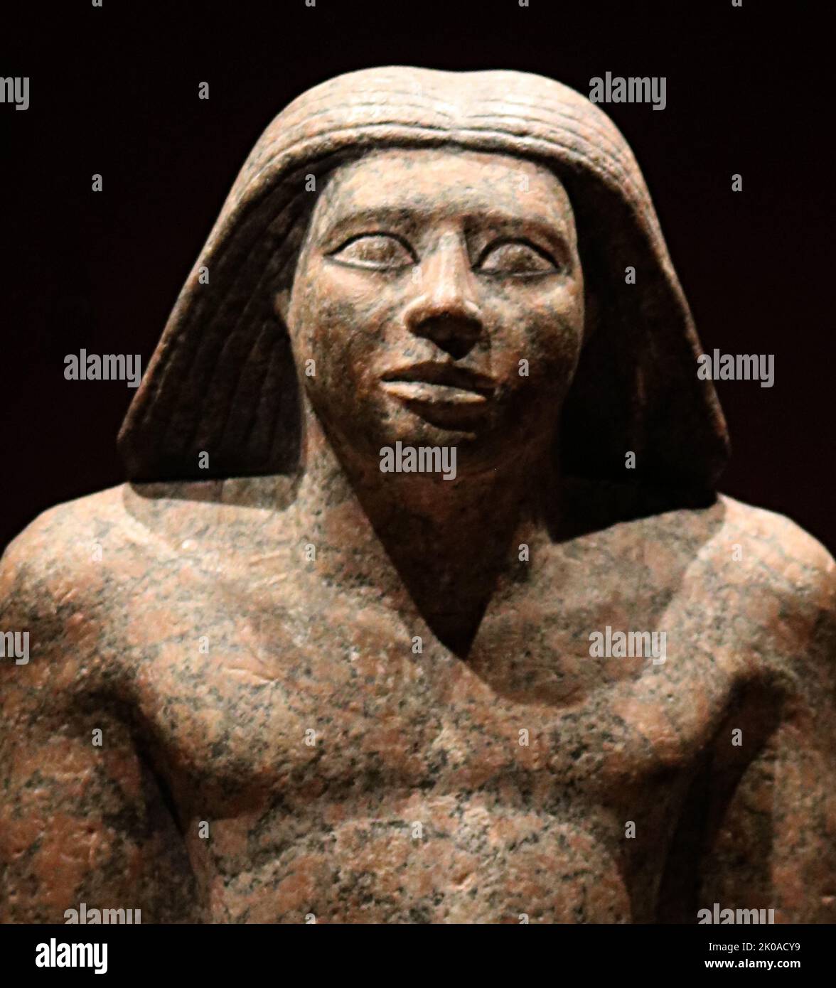 Estatua de Rahotep que se encuentra en su tumba con varios otros. Está