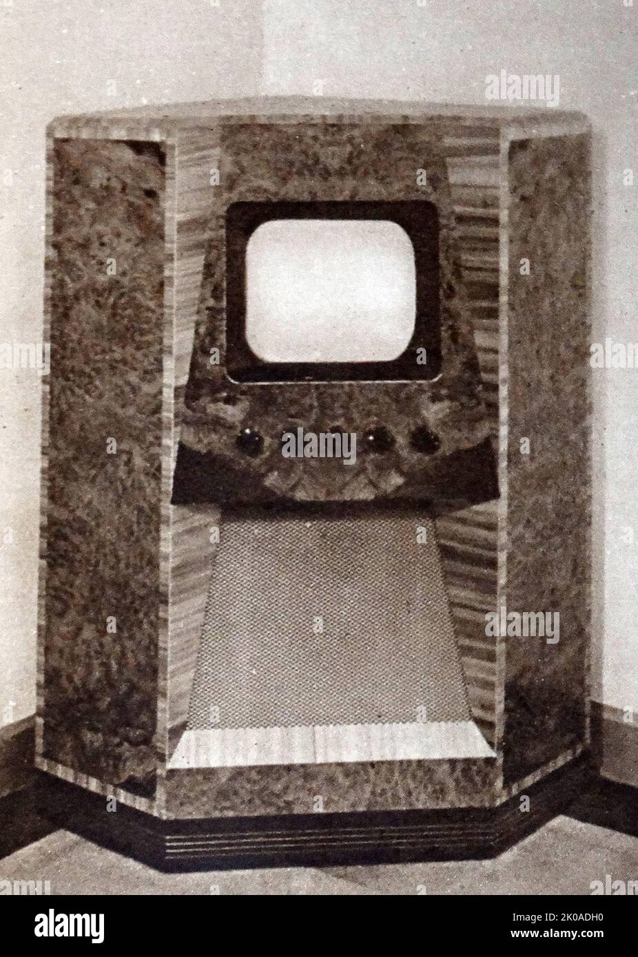 Un receptor de televisión especialmente diseñado hecho por R. N. Fitton Ltd. Y con un precio de £105 incluyendo impuestos, hecho para caber en la esquina de una habitación, 1949 Foto de stock