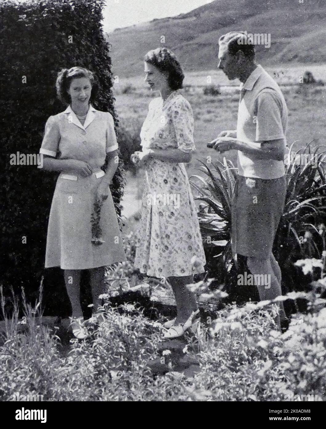 La princesa Margarita, la princesa Isabel, (más tarde reina Isabel II), de Inglaterra, con su padre el rey Jorge VI, de gira por Sudáfrica, 1947 Foto de stock