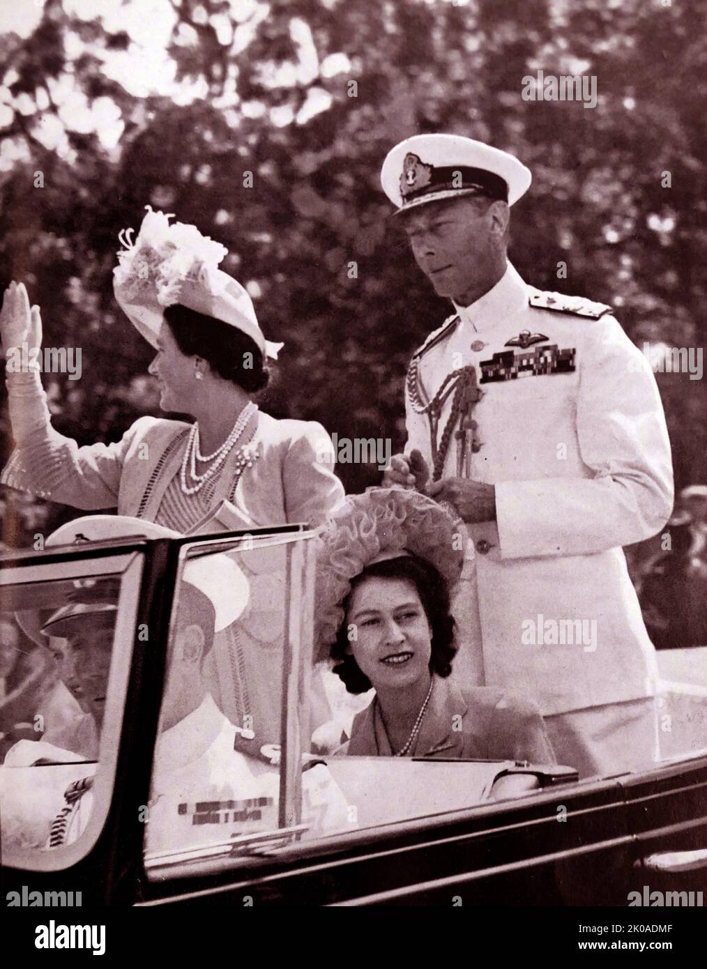 Rey Jorge VI de Inglaterra con la reina Isabel y la princesa Isabel (más tarde reina Isabel II de Inglaterra), durante su gira por Sudáfrica, 1947 Foto de stock