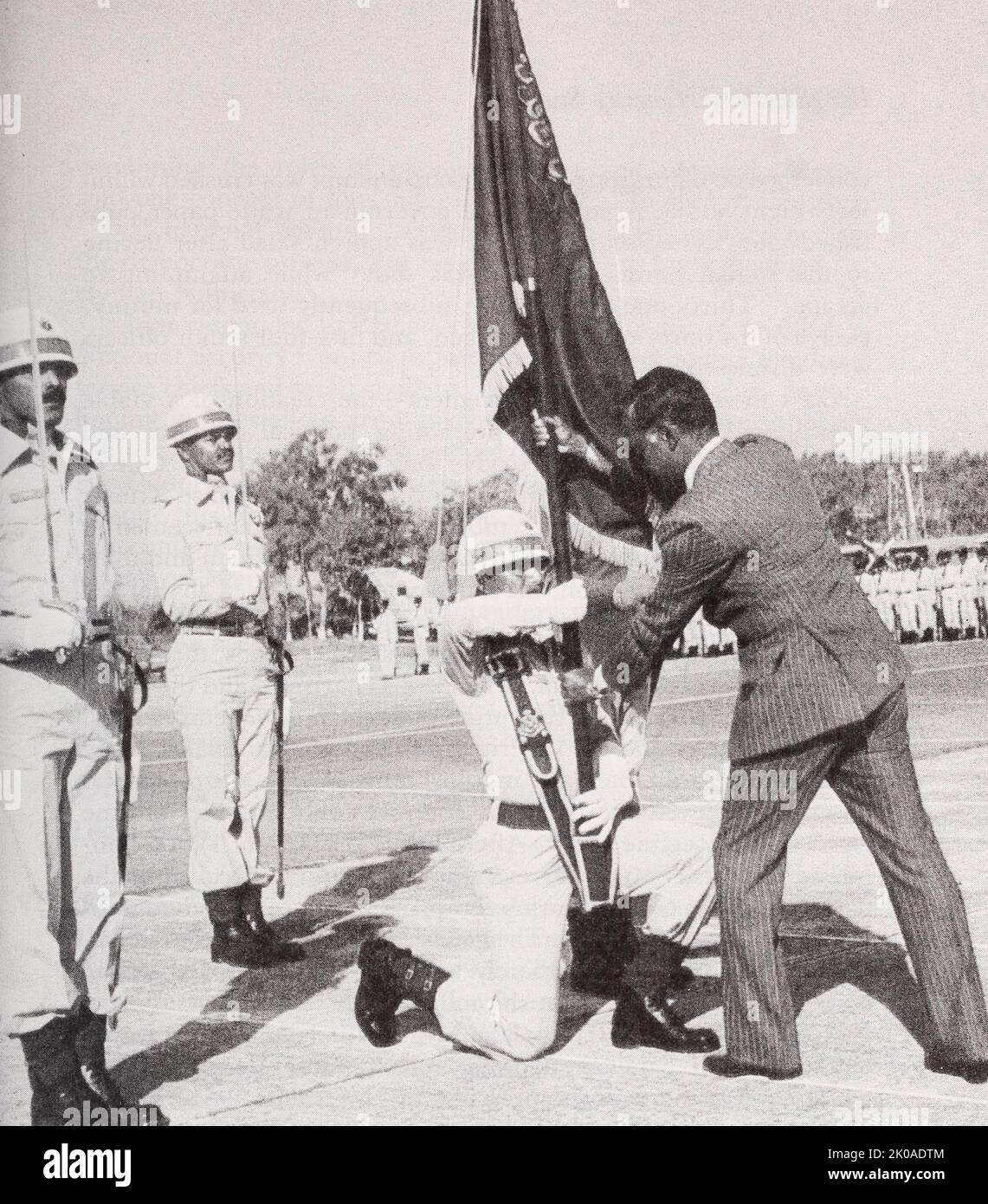 El presidente Ziaur Rahman presenta la bandera de Bangladesh a un guardia de honor de la fuerza aérea, 1976 Foto de stock