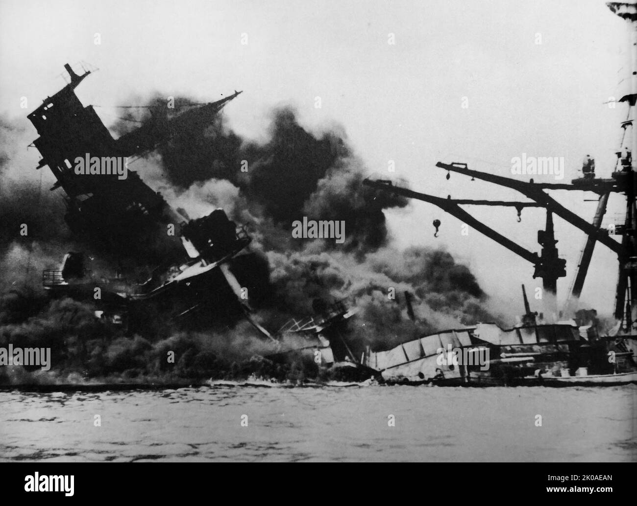 USS Arizona, durante el ataque japonés a Pearl Harbor, 7 de diciembre de 1941 Foto de stock