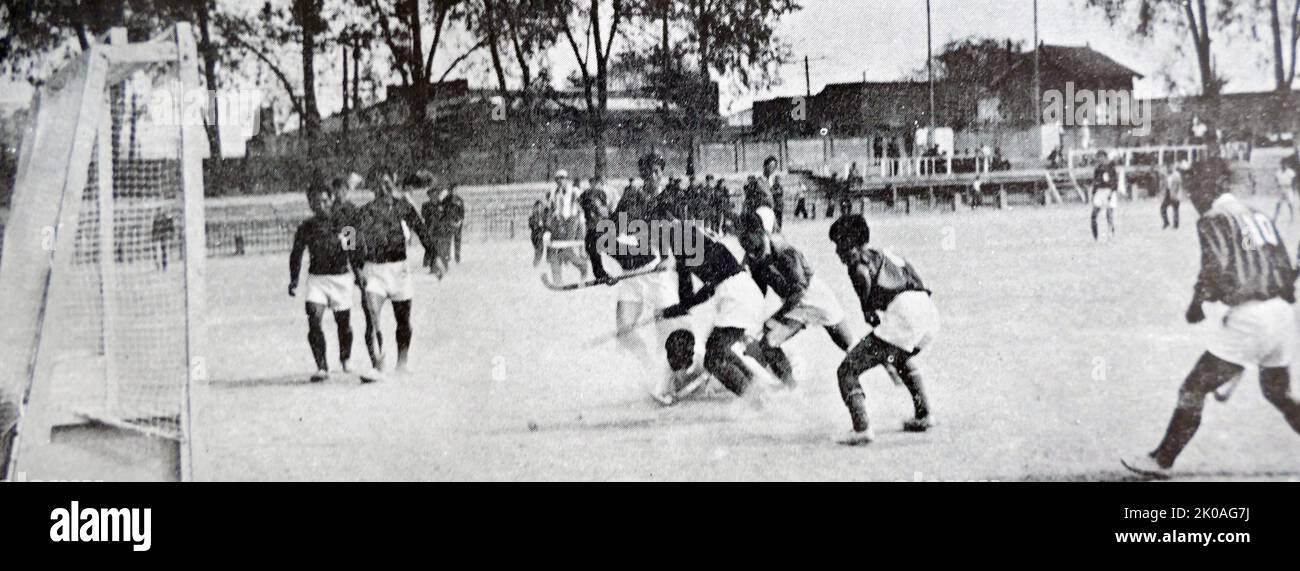 Hombres Coreanos jugando Hockey Foto de stock